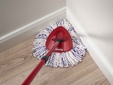 Snadný, rychlý a efektivní úklid podlahy zvládnete díky třásňovému mopu