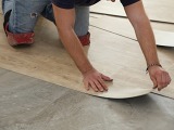Rady, jak opravit poškozenou lepenou a plovoucí vinylovou podlahu